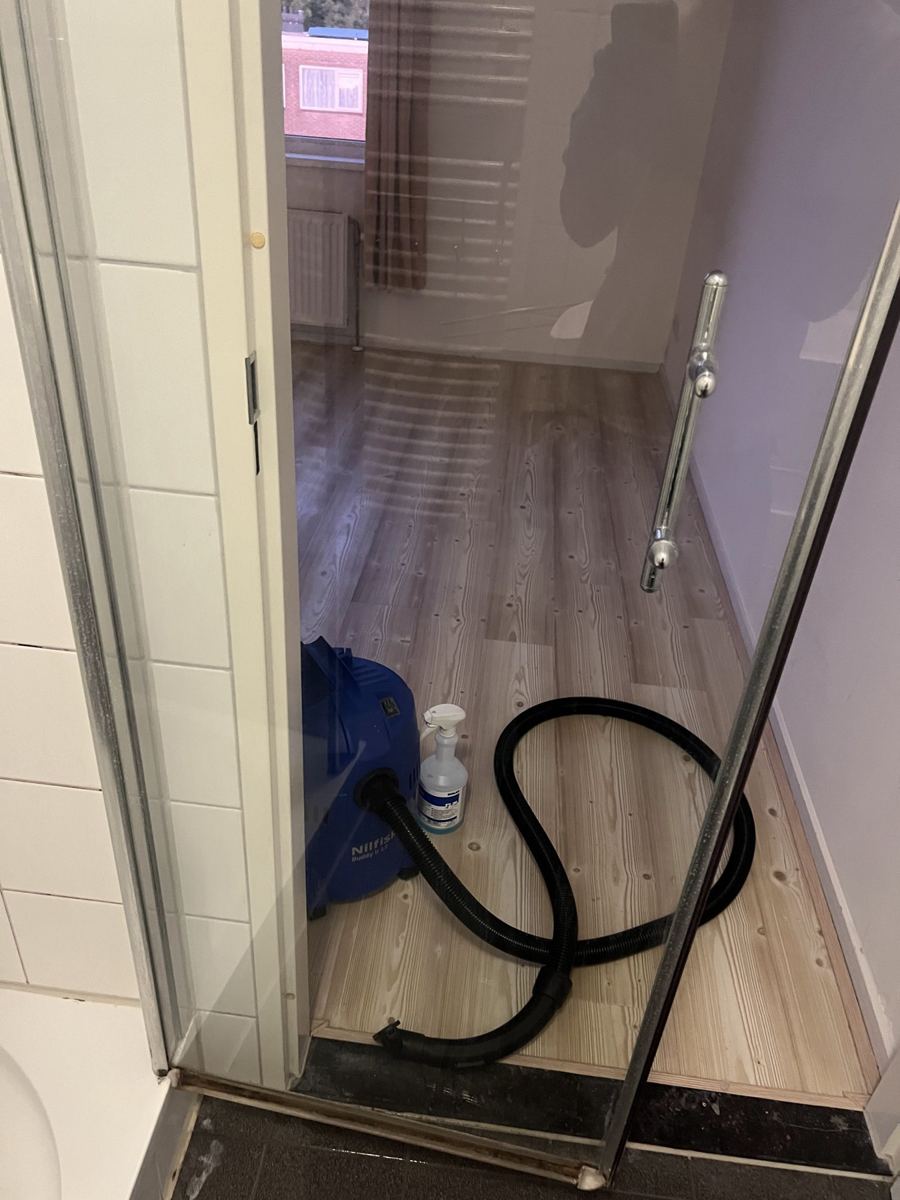 Douchedeur na de schoonmaak