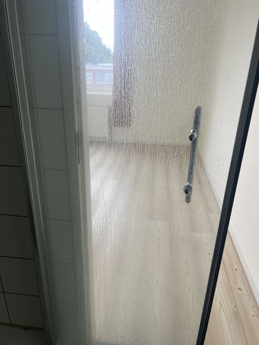 Douchedeur voor de schoonmaak