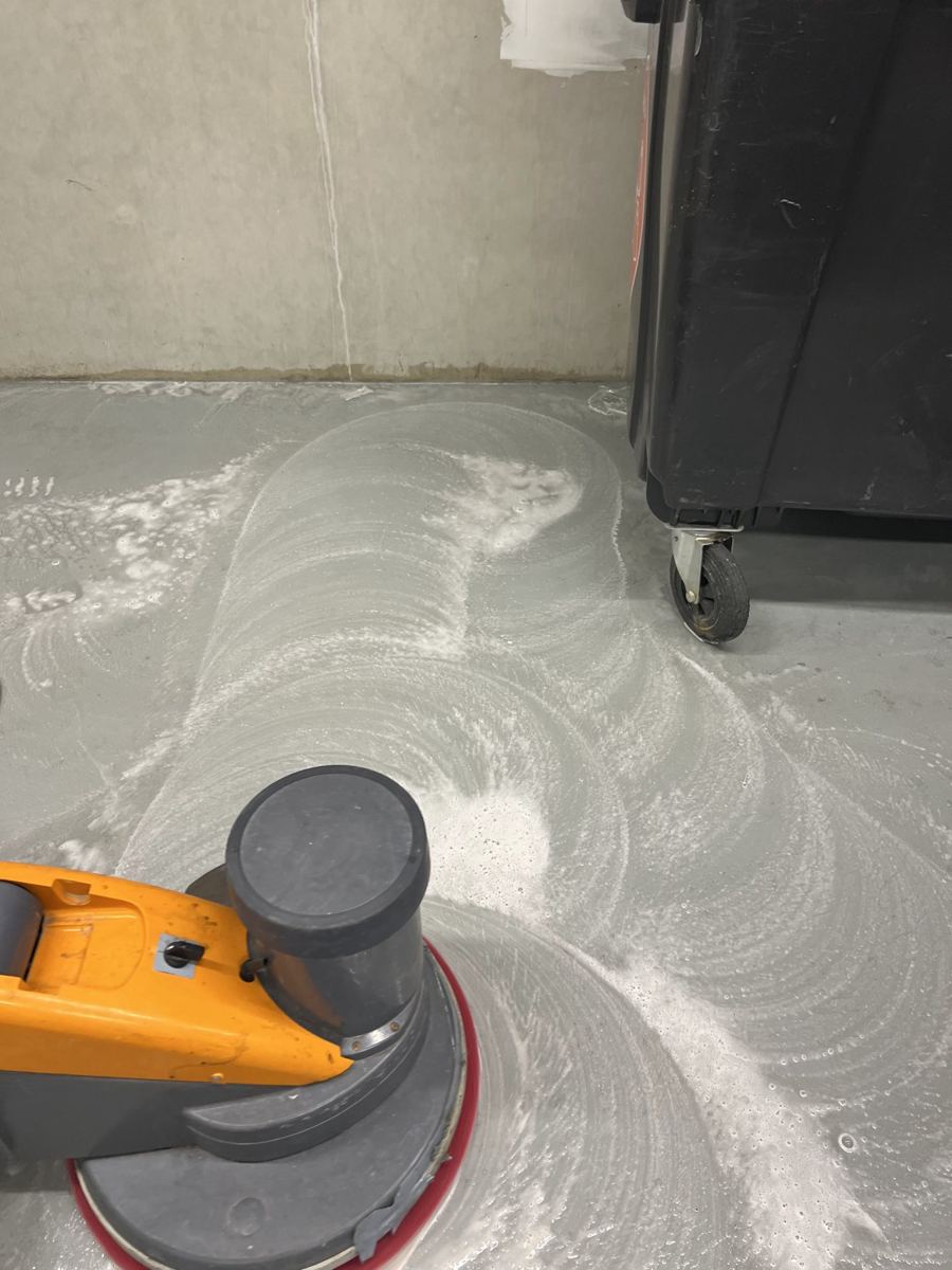 Betonvloer in een bedrijfspand